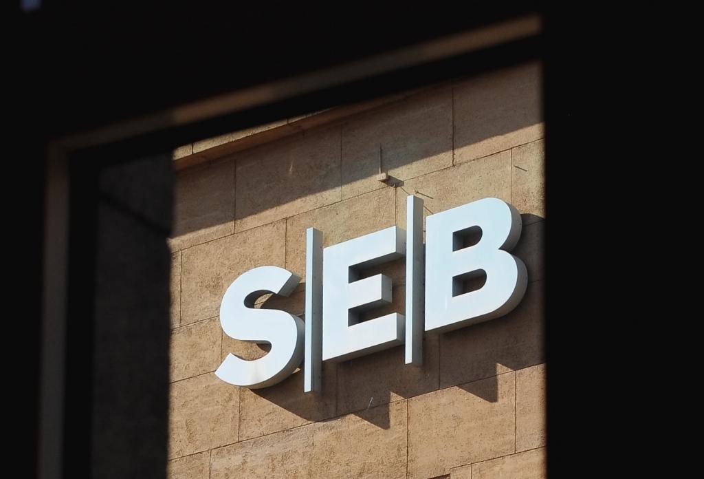 Slēdzot filiāles vairākās Latvijas pilsētās, SEB banka atlaidīs apmēram 50 darbinieku