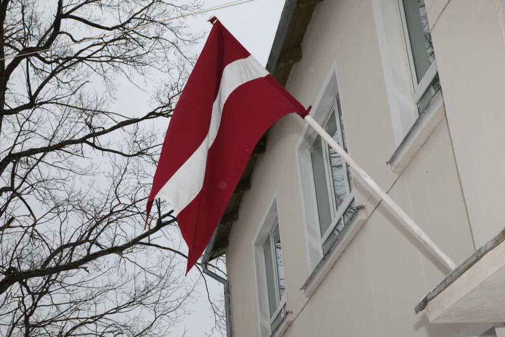 Balso, kur izvietot  Latvijas karogu!