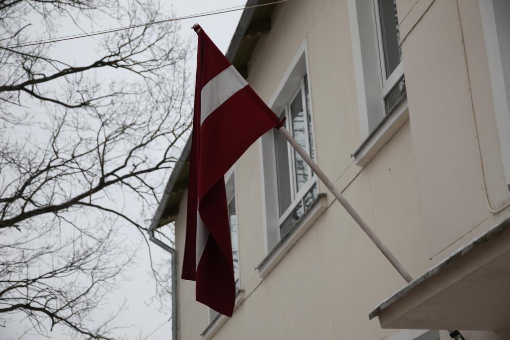 Balso, kur izvietot Latvijas karogu!