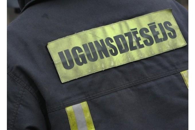 Rankā degošā mājā bojā iet sieviete, vīrieti ar apdegumiem nogādā slimnīcā