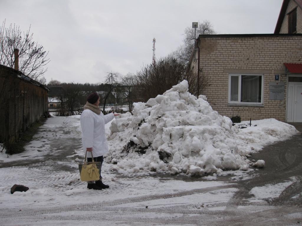 Sastumj sniegu priekšā iedzīvotāju  malkas šķūnim