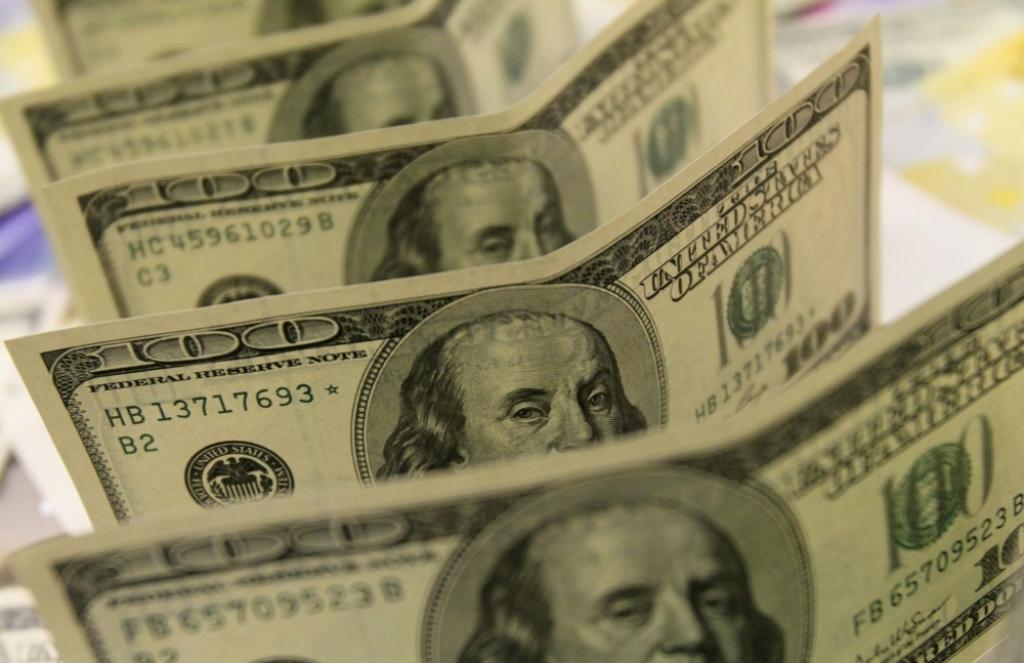 Investori steidz ieguldīt dolāros
