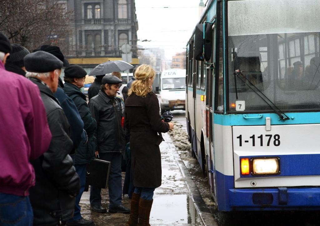 Sabiedriskā transporta biļete pie vadītāja maksās divus eiro