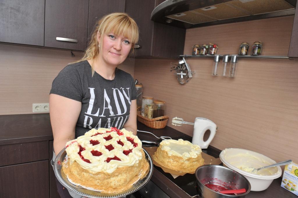 Sākam! Lielāko lauku torti cepusi Drošības policijai