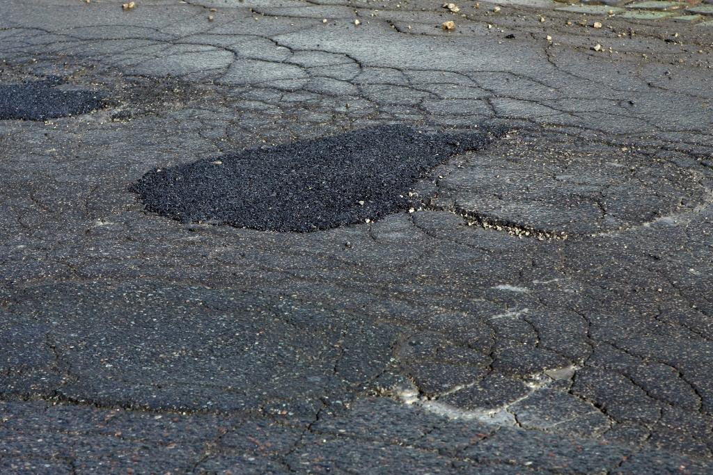Cik naudas ieripos Rīgas ielu bedrēs – vēl miglā tīts 