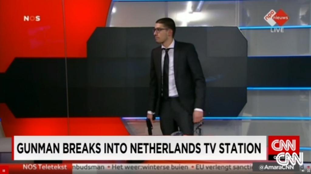 Uzvalkā tērpies "hakeris" iebrūk Nīderlandes televīzijā un pieprasa uzstāšanos tiešajā ēterā