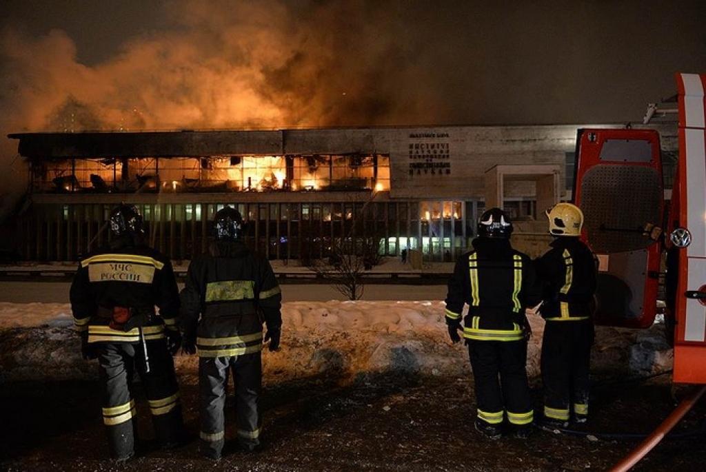 papildināts (17:15) - Maskavā ilgāk par pusdiennakti dzēš liesmas apjomīgā bibliotēkā; cietuši 15% krājumu