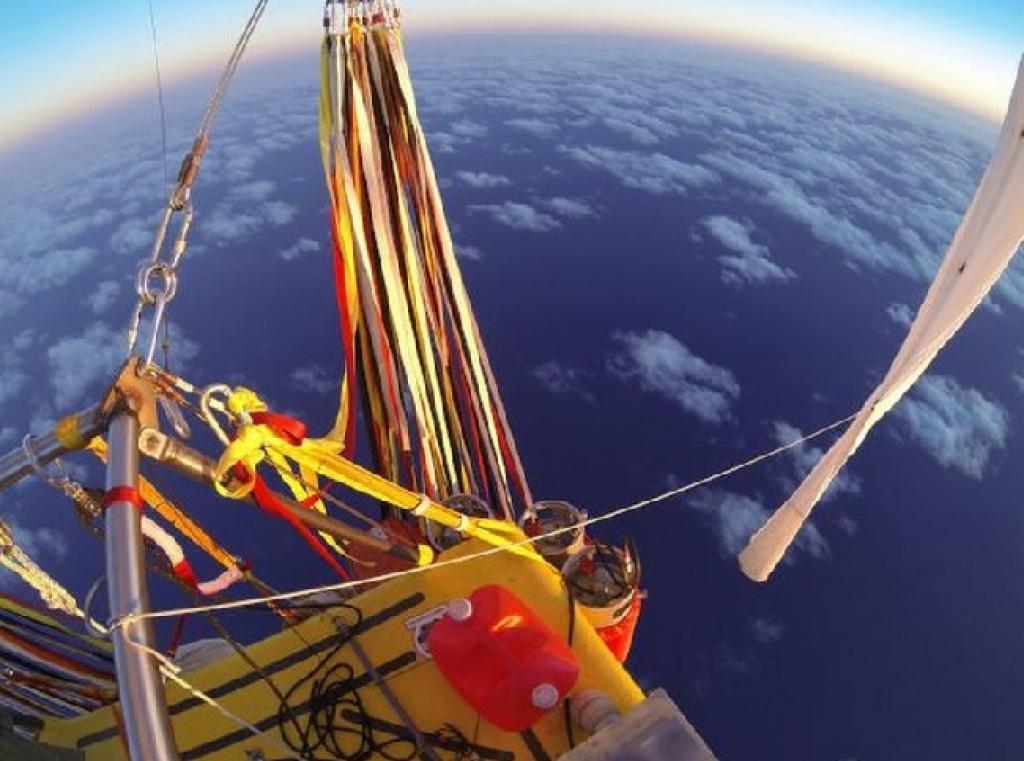 Kluso okeānu pārlidojuši gaisa balona piloti piezemējušies ar diviem pasaules rekordiem kabatā