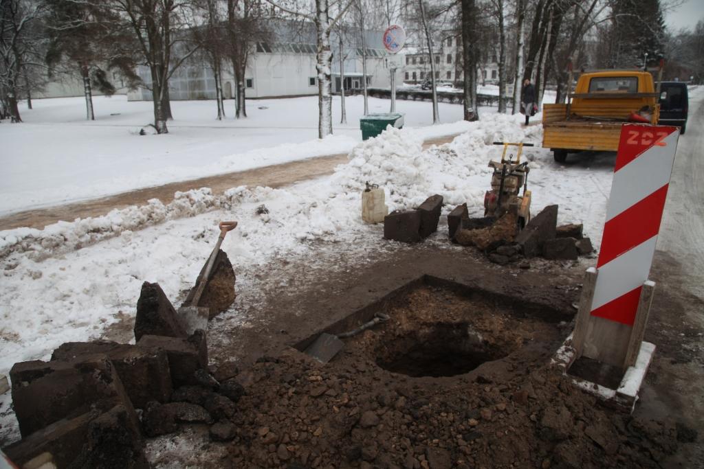 Izdilst caurums asfaltā