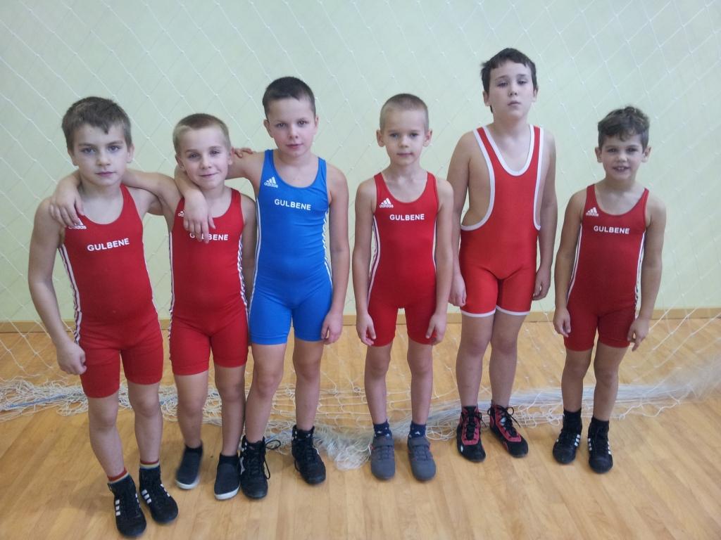 Piedalās brīvās cīņas turnīros