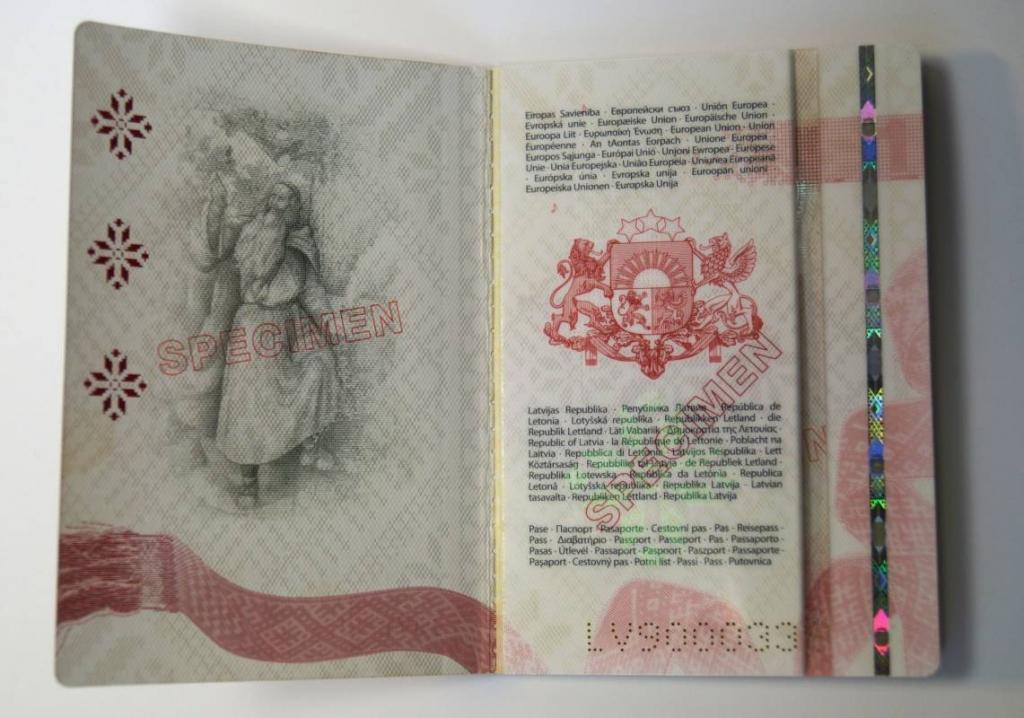 Sāk izsniegt jauna parauga Latvijas pilsoņu pases