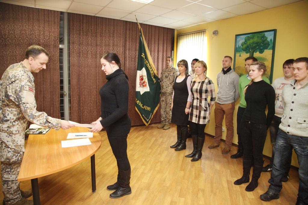 Draugi reizē iestājas  Zemessardzē