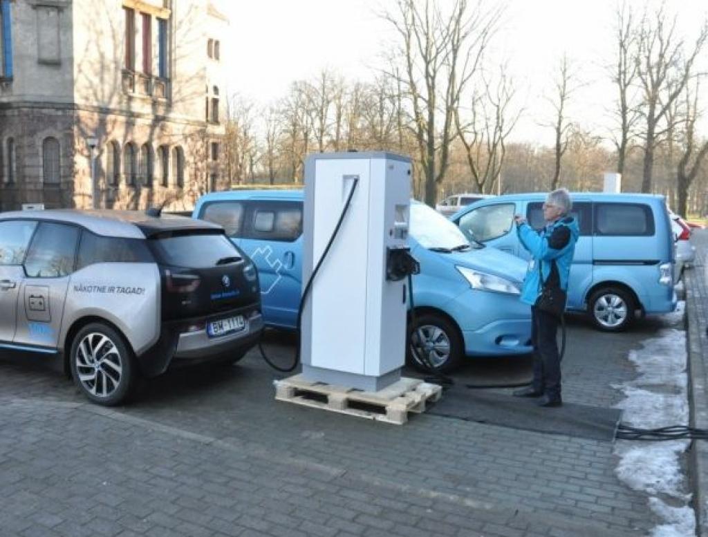 Foto: Liepājā prezentē elektromobiļus