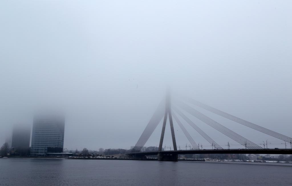 Tviterpērles: Latviju pārņēmusi miglas tante