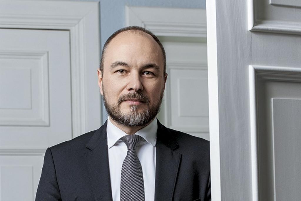Parādnieks: Mēs sievieti sodām par to, ka viņai ir bērni