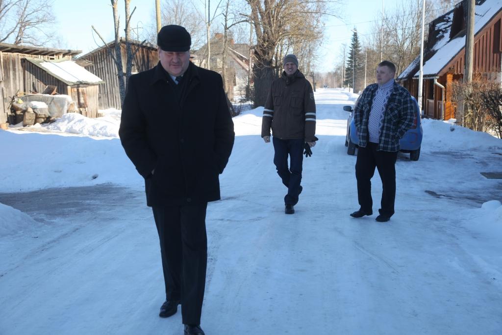Atkal sūdzas par slidenu ielu