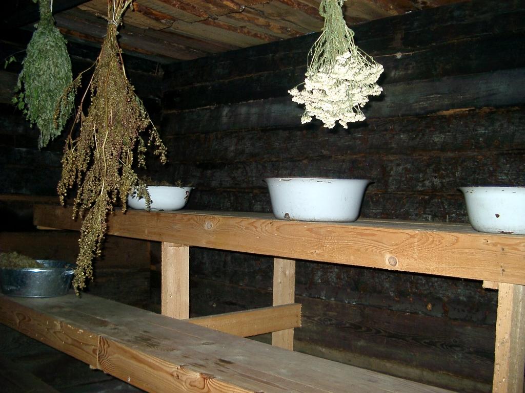 Kurinot pirti, sieviete saindējas ar tvana gāzi