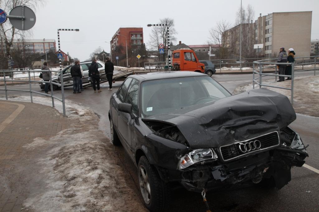 Pilsētas ielu krustojumā notiek divu automašīnu sadursme