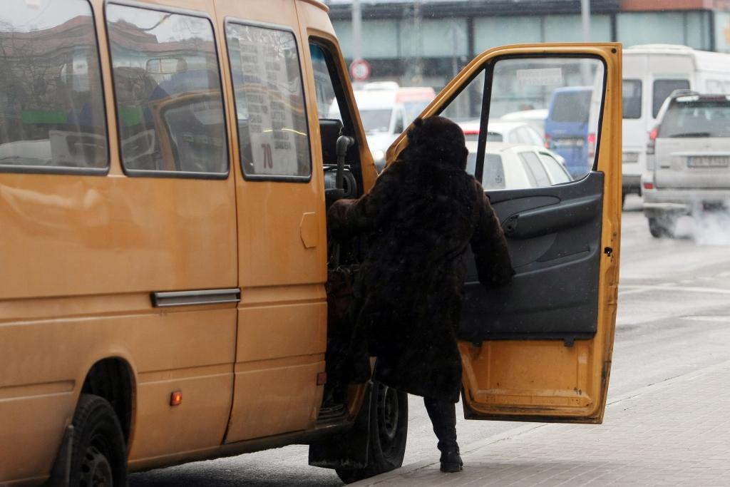 papildināts (9:37) - Rīgā mikroautobusa un vieglās automašīnas sadursmē gājuši bojā divi cilvēki