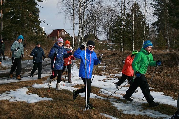 Slēpošanas sacensības lejasciemiešiem beidzas ar nūjošanu