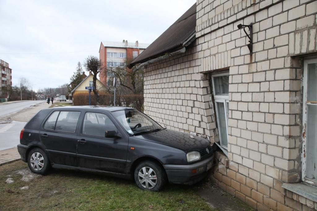 Cieš sirmgalve un māja