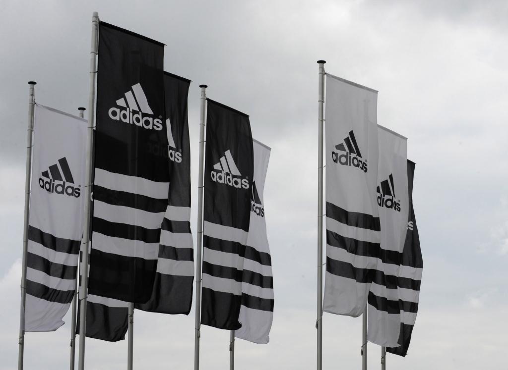 adidas Krievijā slēgs 200 veikalus