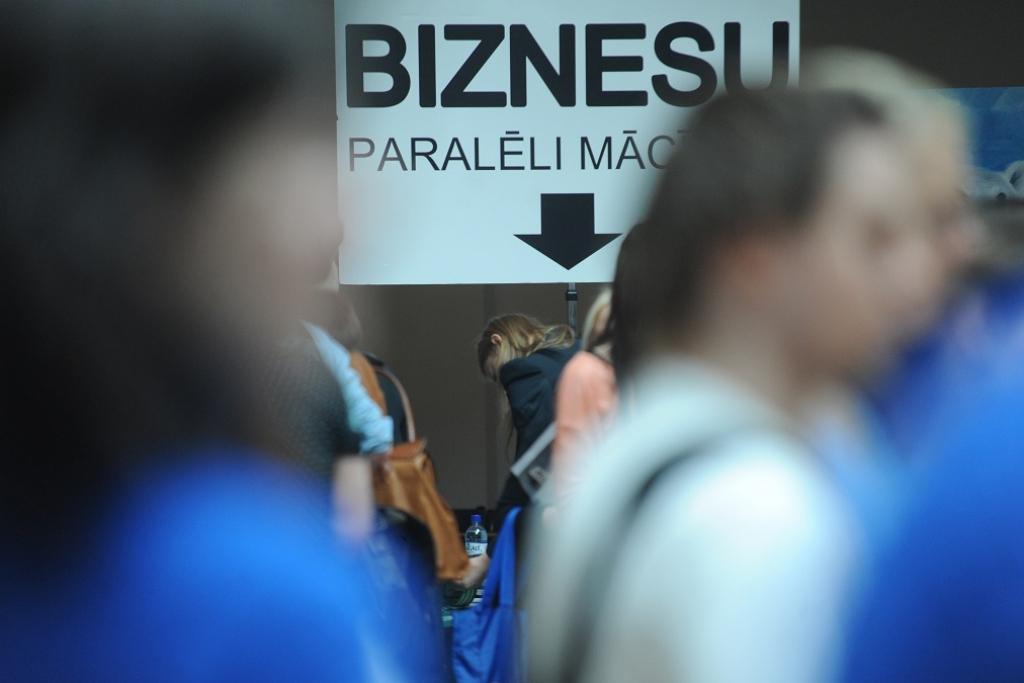 INFOGRAFIKA: Vai augstākā izglītība sievietēm garantē labu darbu?