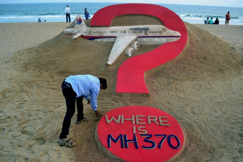 Gads kopš lidmašīnas pazušanas: Kur ir MH370?