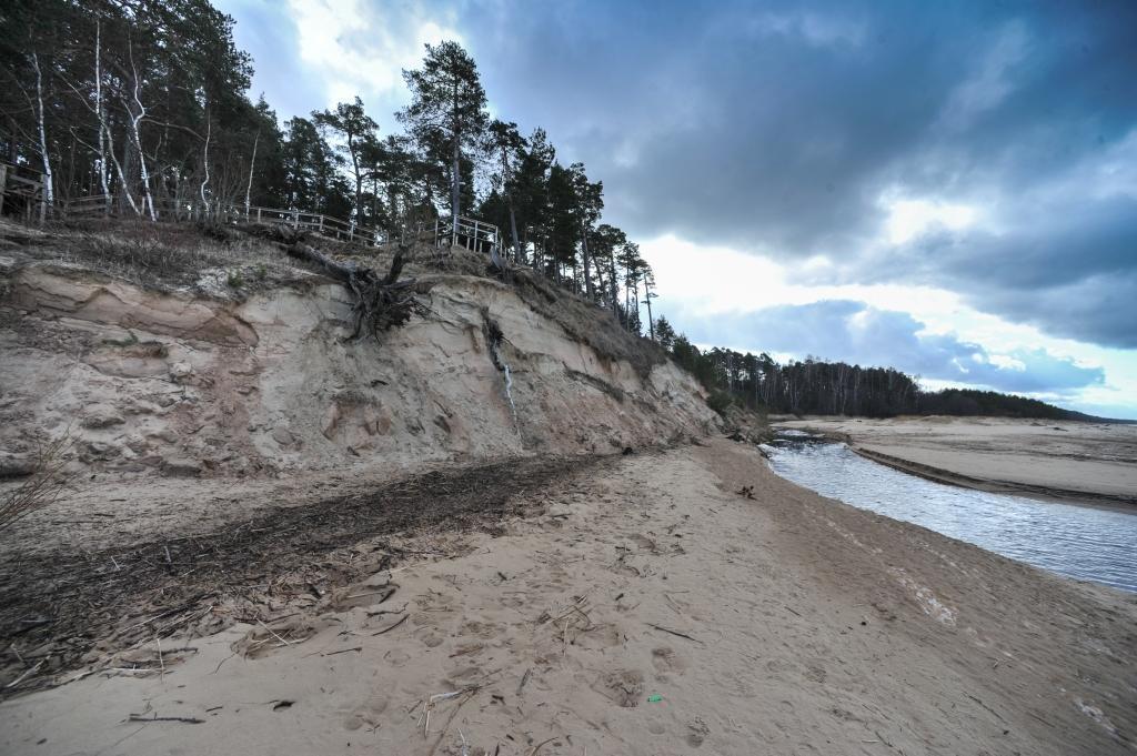 Baltā kāpa Saulkrastos nobrukusi jau par 15 metriem