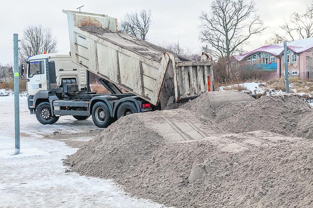 Pirmie sākuši krasta kāpu stabilizāciju