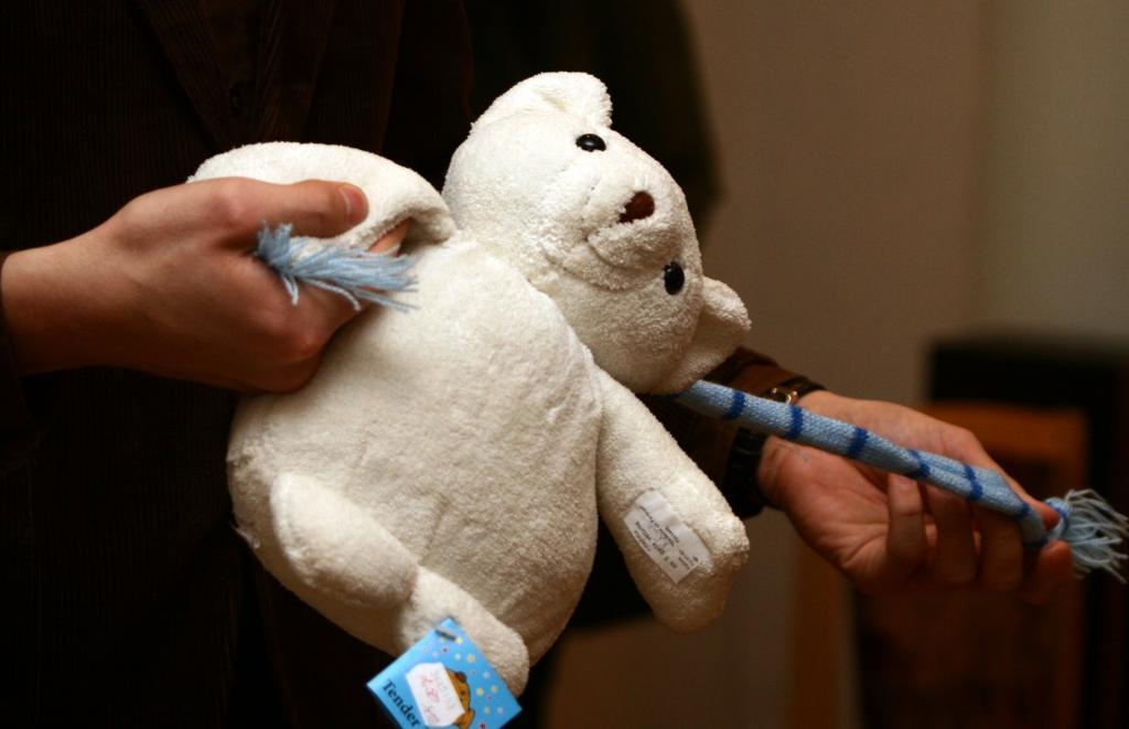 Raidījums: Bērnu vecāki radījuši shēmas, kā tikt pie aukļu programmas naudas