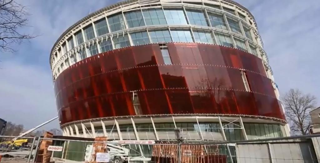 Koncertzāle iegūst dzintara krāsas toni