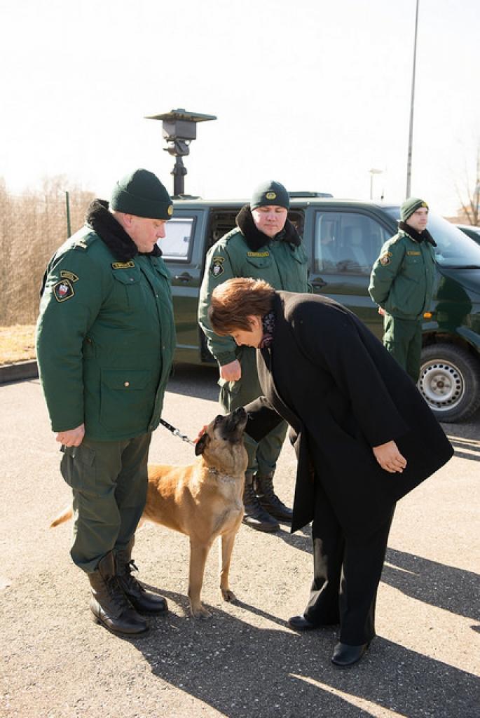 FOTO: Straujuma Latgalē sola stiprināt robežu un apmeklē pareizticīgo dievnamu
