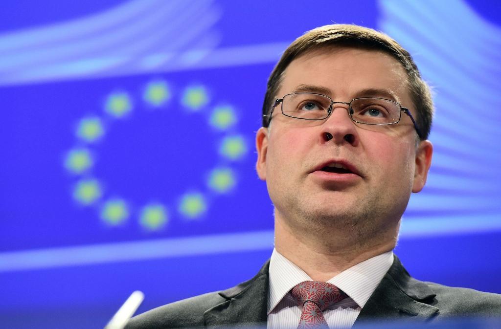 Sakur «pirti» eirokomisāram Dombrovskim