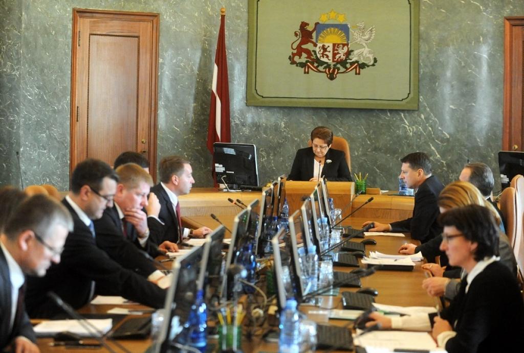 Padomdevēji aiz ministru mugurām