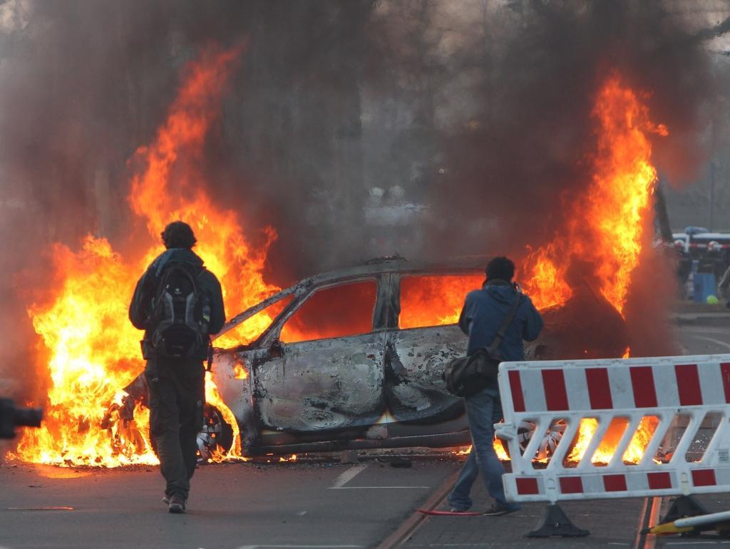 papildināts (16:25) - FOTO: Frankfurtē grautiņi pie jaunās ECB ēkas - deg policijas auto; daudz arestēto