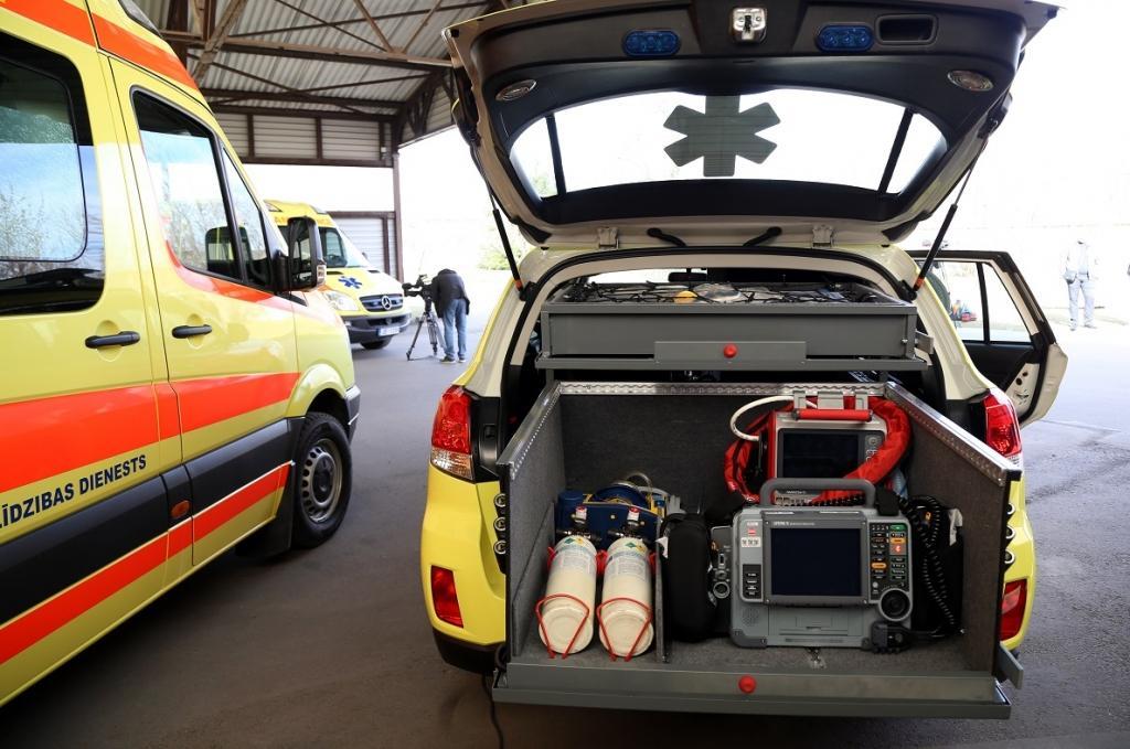 FOTO: Ātrās palīdzības auto pakāpeniski pārņem valsts uzraudzībā