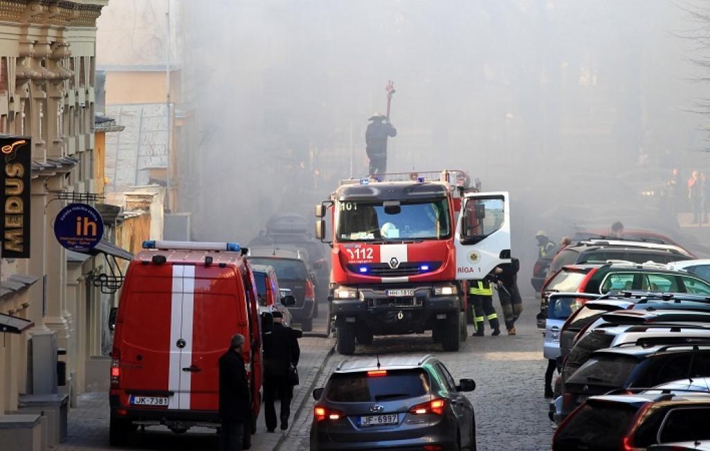 papildināts (18:40) - FOTO: Ugunsgrēks Rīgas cirkā likvidēts; bojā gājis pitons