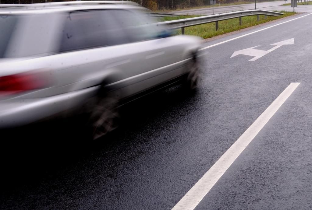 Sieviete strīda laikā izlec no braucošas automašīnas