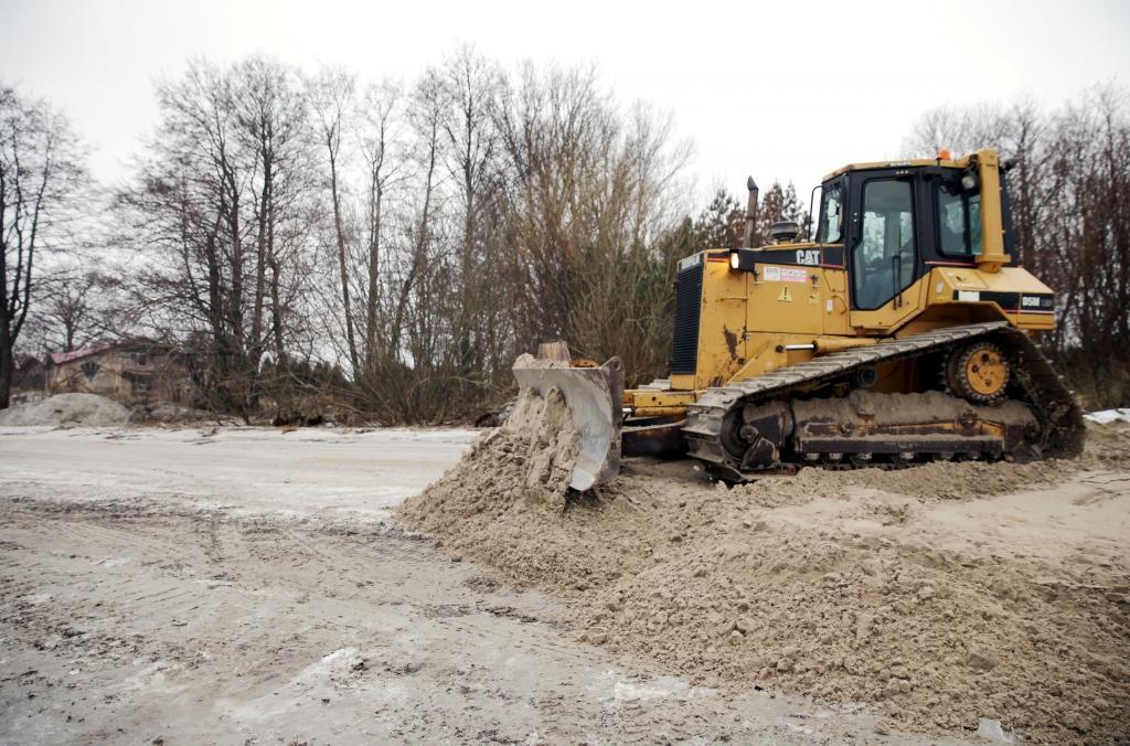 Kurzemē jaunietim virsū uzbrauc traktors