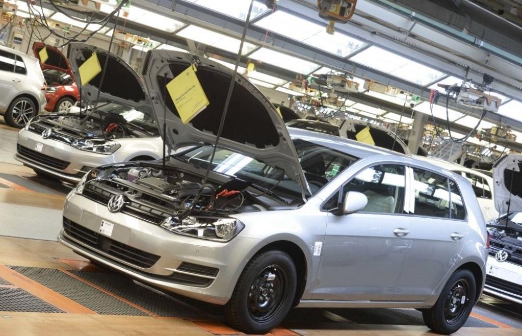 Volkswagen katram darbiniekam par pagājušo gadu prēmijā izmaksājis 5900 eiro