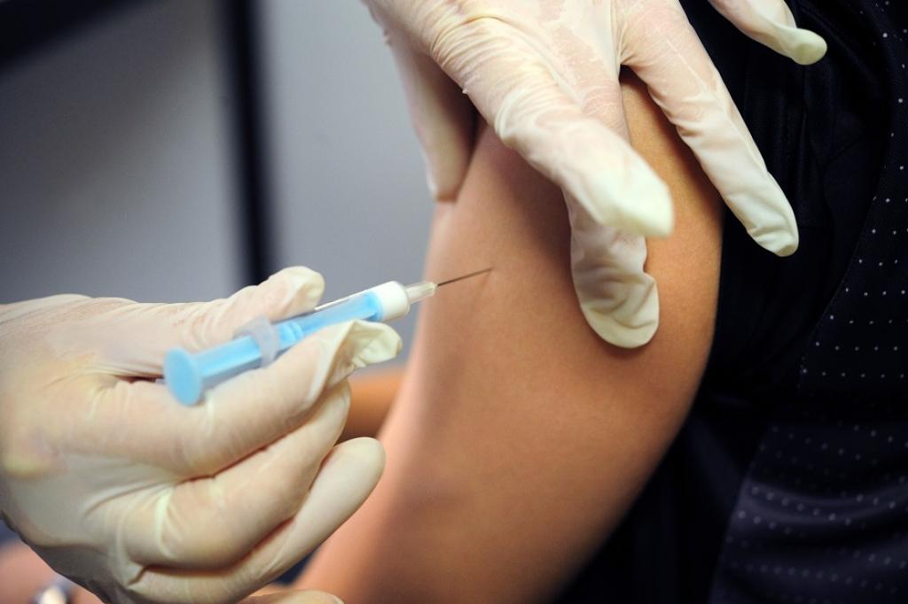 Saslimstība ar gripu sarūk par trešdaļu; vēl divi mirušie