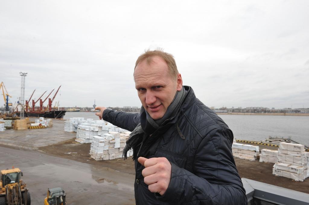 KS Terminal pārkrauj lielāko papīrmalkas kuģi