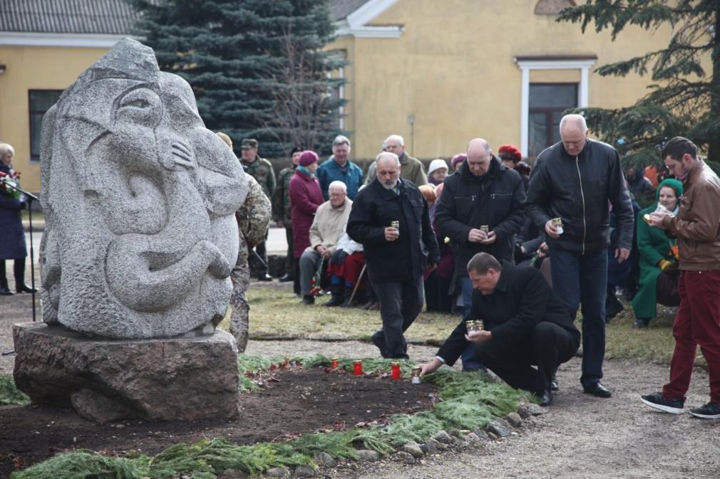 Foto: Komunistiskā genocīda upuru piemiņas diena Gulbenē