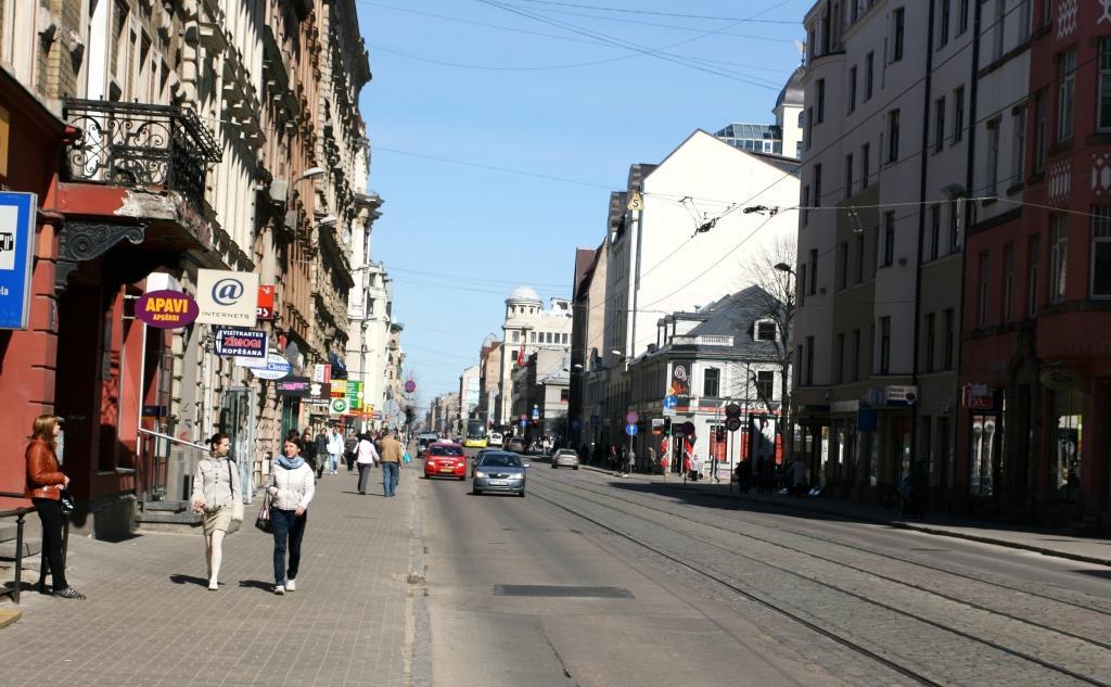 Rīgā spriež par jaunu velojoslu Barona ielā