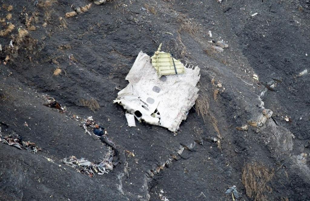 Viens no avarējušās Germanwings lidmašīnas pilotiem nav ticis atpakaļ pilota kabīnē un mēģinājis izgāzt durvis