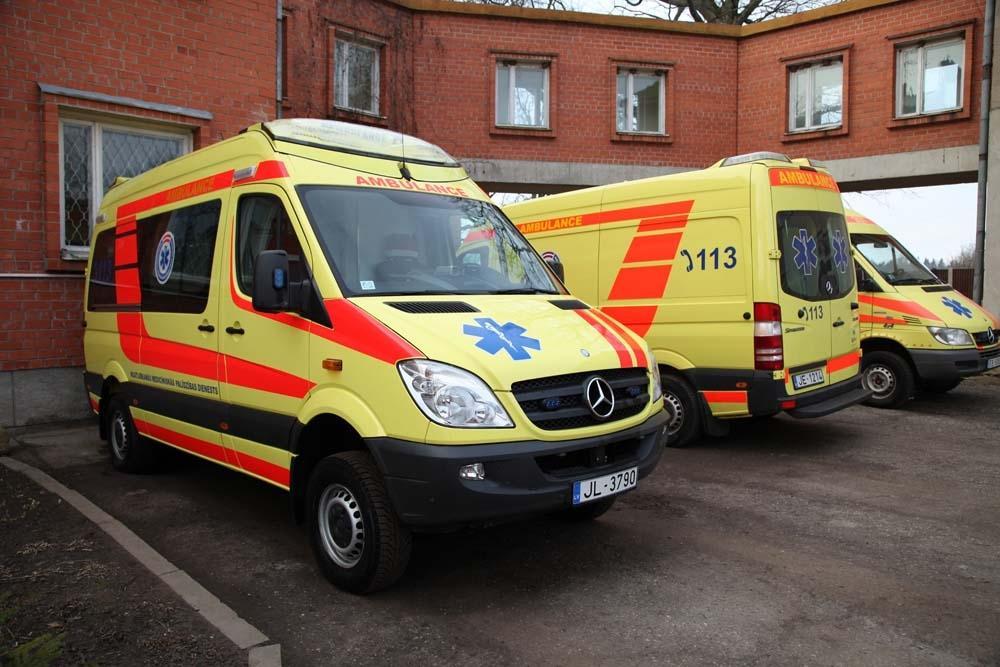 Līgo pagastā vīrietim konstatē ķermeņa atdzišanu, no Gulbenes uz slimnīcu aizved suņa sakostu zēnu