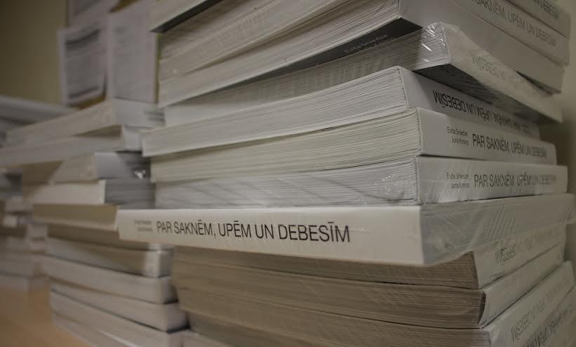Teātra dienā Valmieras teātris dāvina grāmatas arī Gulbenes novada bibliotēkām