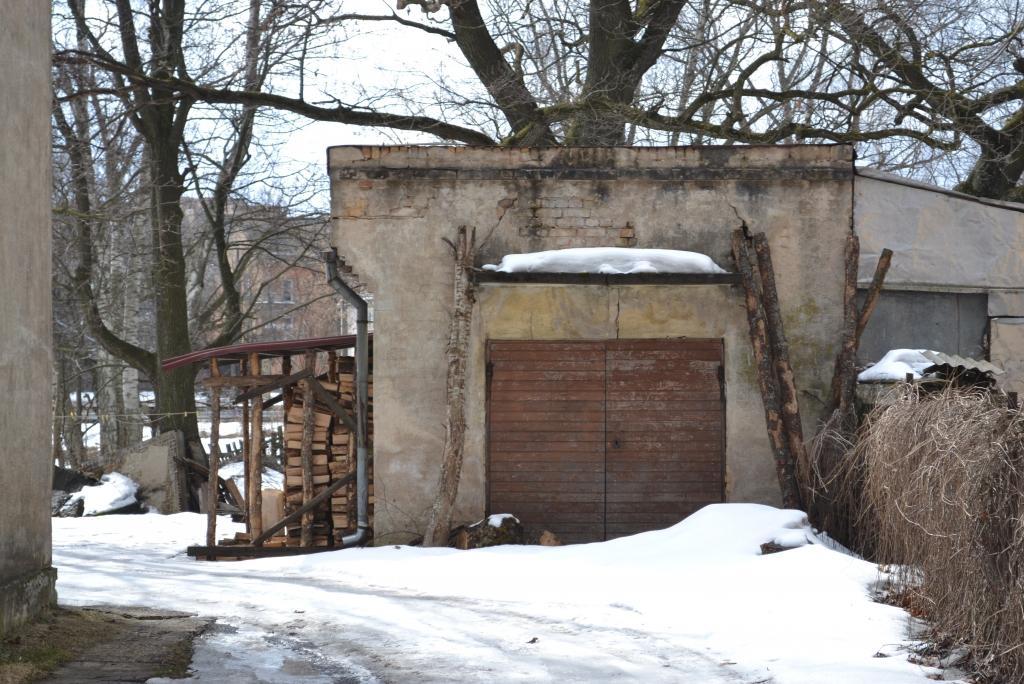Raunas brīvprātīgie ugunsdzēsēji no degošas garāžas izglābj vīrieti