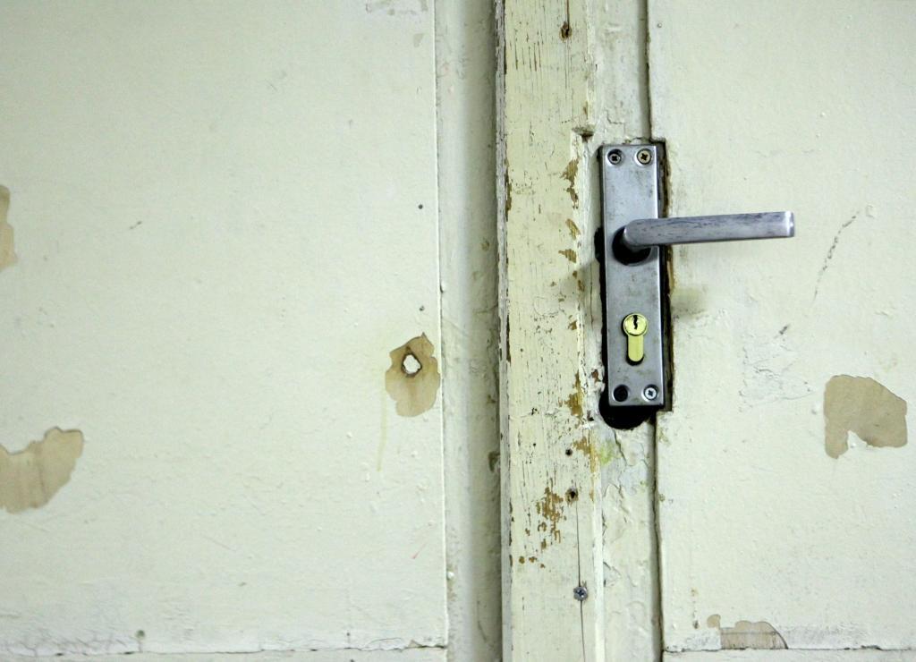 Glābējiem uzlaužot dzīvokļa durvis, no nosalšanas paglābta sirmgalve